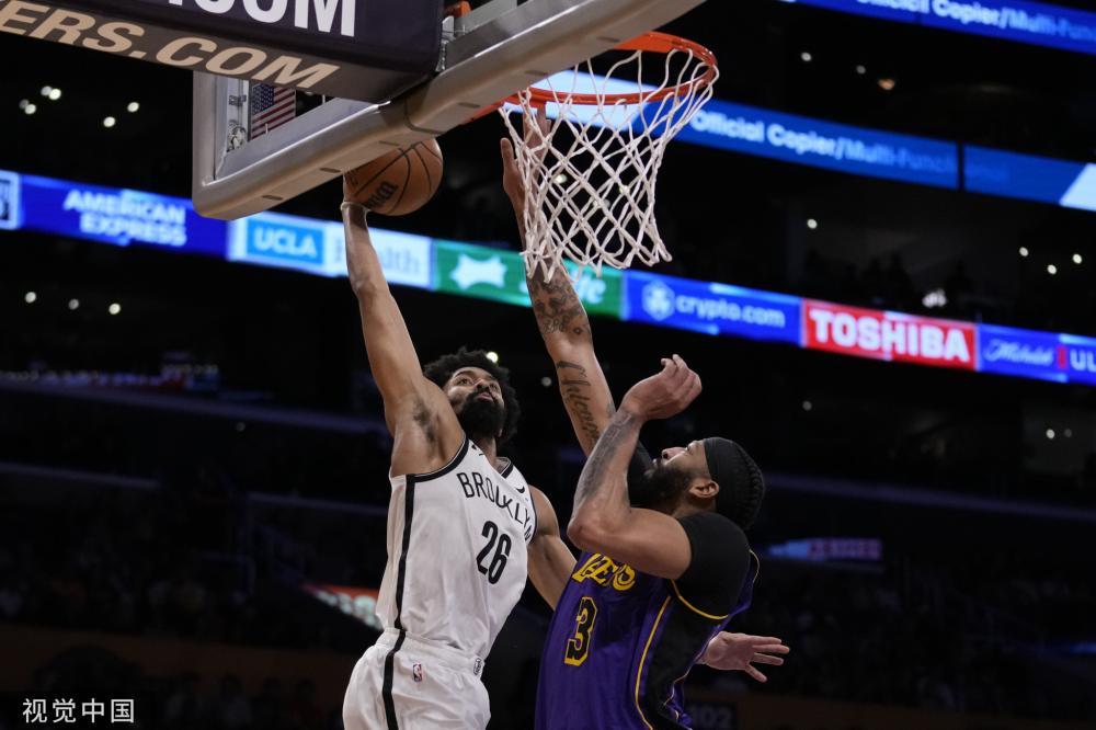 哈登中国行拥抱枪击案幸存留学生.